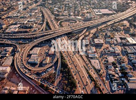 Vue aérienne de l'intersection de l'autoroute 10 avec l'autoroute 110 à Los Angeles, CA., États-Unis Banque D'Images