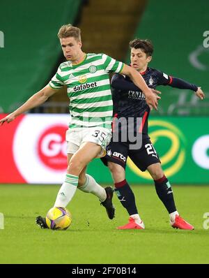 Kristoffer Ajer (à gauche) et Charlie Telfer de Falkirk se battent pour le ballon lors du troisième tour de la coupe d'Écosse au Celtic Park, Glasgow. Date de publication : samedi 3 avril 2021. Banque D'Images