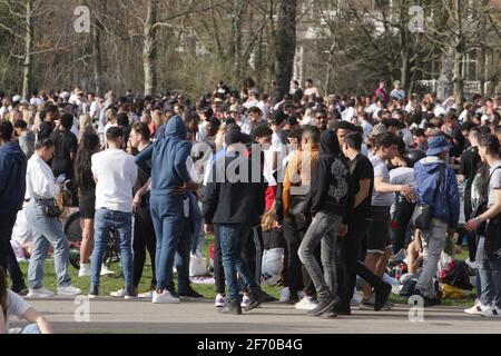 Des centaines de personnes se rassemblent pour profiter du temps printanier au Vondelpark, au milieu de la pandémie du coronavirus, le 31 mars 2021 à Amsterdam, aux pays-Bas. Amsterdam C Banque D'Images