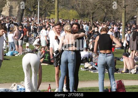 Des centaines de personnes se rassemblent pour profiter du temps printanier au Vondelpark, au milieu de la pandémie du coronavirus, le 31 mars 2021 à Amsterdam, aux pays-Bas. Amsterdam C Banque D'Images