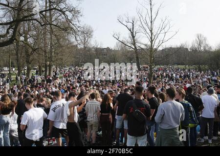 Des centaines de personnes se rassemblent pour profiter du temps printanier au Vondelpark, au milieu de la pandémie du coronavirus, le 31 mars 2021 à Amsterdam, aux pays-Bas. Amsterdam C Banque D'Images