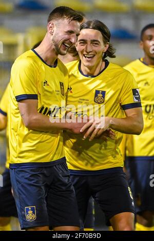 Le Siebe Van Der Heyden de l'Union et le Casper Nielsen de l'Union célèbrent lors d'un match de football entre Royale Union Saint-Gilloise et RFC Seraing, samedi Banque D'Images