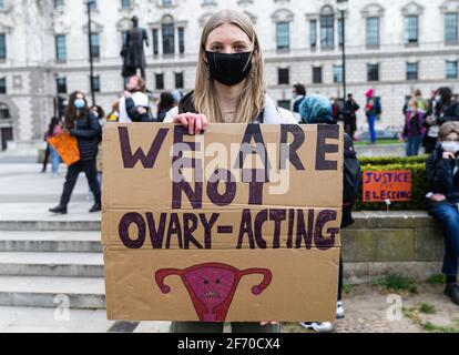 LONDRES, ROYAUME-UNI. 3 AVRIL. Les manifestants pour les droits des femmes se rassemblent sur la place du Parlement, Londres, en Angleterre, le samedi 3 avril 2021.(Credit: Tejas Sandhu | MI News) Banque D'Images