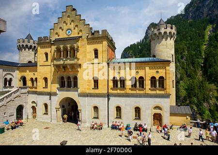 De haut en haut de la foule de voyageurs se tenant sur la cour pavée Journée ensoleillée à l'extérieur du château de Neuschwanstein Banque D'Images