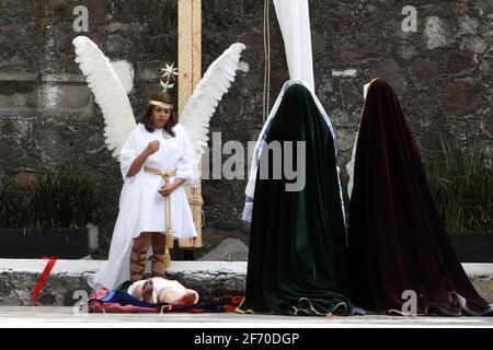 Mexico, Mexique. 03ème avril 2021. Fidèles catholiques, recréez la via Crucis pendant le Vendredi Saint dans le cadre de la semaine sainte, lors de la 178e représentation de la passion du Christ dans la municipalité d'Iztapalapa. La reconstitution la plus célèbre de la crucifixion du Christ en Amérique latine a été fermée au public et transmise en direct afin que les gens puissent observer à la maison, pour une deuxième année consécutive pour prévenir davantage d'infections par le nouveau Covid-19. Le 2 avril 2021 à Mexico, Mexique. Photo de Luis Barron/Eyepix/ABACAPRESS.COM crédit: Abaca Press/Alay Live News Banque D'Images