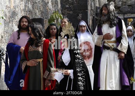 Mexico, Mexique. 03ème avril 2021. Fidèles catholiques, recréez la via Crucis pendant le Vendredi Saint dans le cadre de la semaine sainte, lors de la 178e représentation de la passion du Christ dans la municipalité d'Iztapalapa. La reconstitution la plus célèbre de la crucifixion du Christ en Amérique latine a été fermée au public et transmise en direct afin que les gens puissent observer à la maison, pour une deuxième année consécutive pour prévenir davantage d'infections par le nouveau Covid-19. Le 2 avril 2021 à Mexico, Mexique. Photo de Luis Barron/Eyepix/ABACAPRESS.COM crédit: Abaca Press/Alay Live News Banque D'Images