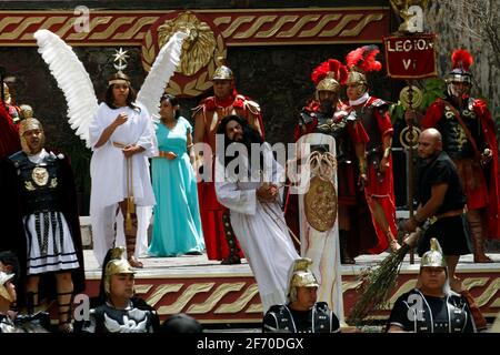 Mexico, Mexique. 03ème avril 2021. Brando Neri Luna, joue le rôle de Jésus-Christ dans la passion du Christ, pendant le Vendredi Saint dans le cadre de la 178e représentation de la passion du Christ dans la municipalité d'Iztapalapa. La reconstitution la plus célèbre de la crucifixion du Christ en Amérique latine a été fermée au public et transmise en direct afin que les gens puissent observer à la maison, pour une deuxième année consécutive pour prévenir davantage d'infections par le nouveau Covid-19. Le 2 avril 2021 à Mexico, Mexique. Photo de Luis Barron/Eyepix/ABACAPRESS.COM crédit: Abaca Press/Alay Live News Banque D'Images