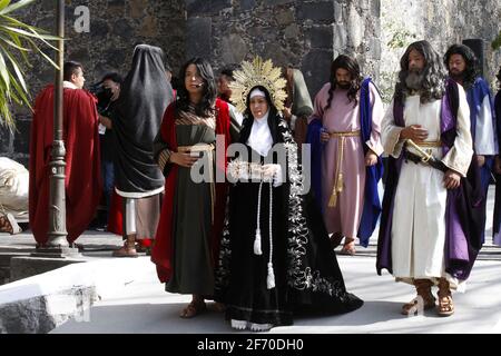 Mexico, Mexique. 03ème avril 2021. Fidèles catholiques, recréez la via Crucis pendant le Vendredi Saint dans le cadre de la semaine sainte, lors de la 178e représentation de la passion du Christ dans la municipalité d'Iztapalapa. La reconstitution la plus célèbre de la crucifixion du Christ en Amérique latine a été fermée au public et transmise en direct afin que les gens puissent observer à la maison, pour une deuxième année consécutive pour prévenir davantage d'infections par le nouveau Covid-19. Le 2 avril 2021 à Mexico, Mexique. Photo de Luis Barron/Eyepix/ABACAPRESS.COM crédit: Abaca Press/Alay Live News Banque D'Images