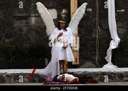 Mexico, Mexique. 03ème avril 2021. Fidèles catholiques, recréez la via Crucis pendant le Vendredi Saint dans le cadre de la semaine sainte, lors de la 178e représentation de la passion du Christ dans la municipalité d'Iztapalapa. La reconstitution la plus célèbre de la crucifixion du Christ en Amérique latine a été fermée au public et transmise en direct afin que les gens puissent observer à la maison, pour une deuxième année consécutive pour prévenir davantage d'infections par le nouveau Covid-19. Le 2 avril 2021 à Mexico, Mexique. Photo de Luis Barron/Eyepix/ABACAPRESS.COM crédit: Abaca Press/Alay Live News Banque D'Images