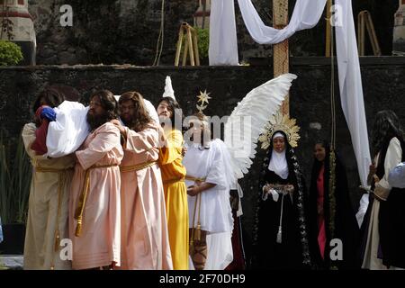 Mexico, Mexique. 03ème avril 2021. Fidèles catholiques, recréez la via Crucis pendant le Vendredi Saint dans le cadre de la semaine sainte, lors de la 178e représentation de la passion du Christ dans la municipalité d'Iztapalapa. La reconstitution la plus célèbre de la crucifixion du Christ en Amérique latine a été fermée au public et transmise en direct afin que les gens puissent observer à la maison, pour une deuxième année consécutive pour prévenir davantage d'infections par le nouveau Covid-19. Le 2 avril 2021 à Mexico, Mexique. Photo de Luis Barron/Eyepix/ABACAPRESS.COM crédit: Abaca Press/Alay Live News Banque D'Images