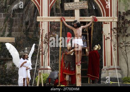 Mexico, Mexique. 03ème avril 2021. Brando Neri Luna, joue le rôle de Jésus-Christ dans la passion du Christ, pendant le Vendredi Saint dans le cadre de la 178e représentation de la passion du Christ dans la municipalité d'Iztapalapa. La reconstitution la plus célèbre de la crucifixion du Christ en Amérique latine a été fermée au public et transmise en direct afin que les gens puissent observer à la maison, pour une deuxième année consécutive pour prévenir davantage d'infections par le nouveau Covid-19. Le 2 avril 2021 à Mexico, Mexique. Photo de Luis Barron/Eyepix/ABACAPRESS.COM crédit: Abaca Press/Alay Live News Banque D'Images