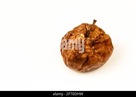 Vieille pomme pourrie avec grand DDL sur fond blanc Banque D'Images