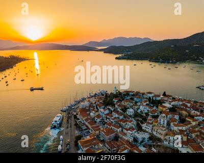 Vue aérienne de l'église de montagne Kastro et de la ville sur l'île de Poros au coucher du soleil. La Grèce en été Banque D'Images