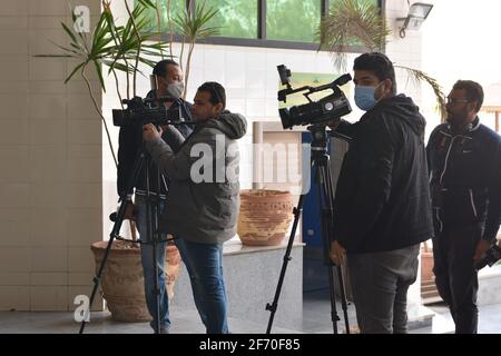 couverture des médias et de la presse pour le retour des examens en classe et étudier sous des mesures strictes de coronavirus et de précaution et de prévention mesures Banque D'Images