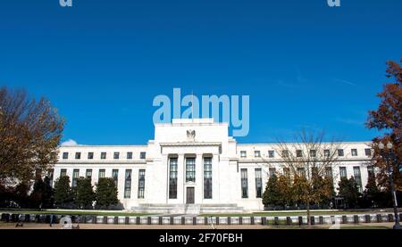 ancien bâtiment blanc dans une ville moderne avec fond bleu ciel Banque D'Images