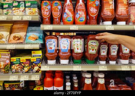 Gamme de produits de ketchup dans une boutique Banque D'Images