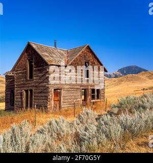 ancienne cabane de ferme dans les contreforts des montagnes de bearpaw près de grand sable, montana Banque D'Images