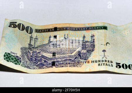Billet de banque de 500 Riyals saoudiens, avec image de Kaaba et du roi Abdulaziz, royaume d'Arabie Saoudite 500 Riyals Cash Money Selective Focus. Banque D'Images