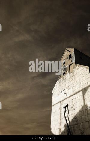 Image sépia d'un moulin à grain de la petite communauté agricole d'Athol, Dakota du Sud. Prise de vue à l'aide d'une caméra infrarouge pour accentuer le contraste. Banque D'Images