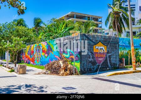 Murs artistiques avec peintures colorées et graffiti à Playa del Carmen Quintana Roo Mexique. Banque D'Images