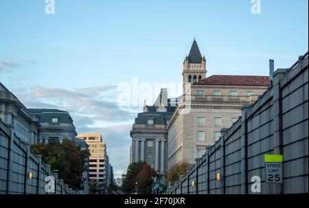 vue sur la ville avec de beaux bâtiments au coucher du soleil de une route bloquée dans la circulation Banque D'Images