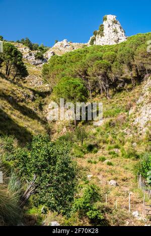 Paysage sicilien typique dans le parc Nebrodi près de Catafurco chutes d'eau Banque D'Images