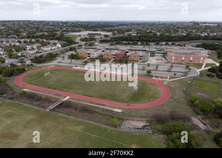 Une vue aérienne de la piste et du terrain de football à l'école moyenne Jose M. Lopez, samedi 3 avril 2021, à San Antonio. Banque D'Images