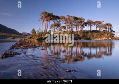 Coucher de soleil à Pine Island Causeway Twelve Bens Mountains Galway Banque D'Images