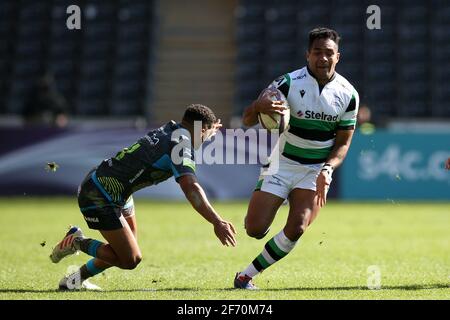 Swansea, Royaume-Uni. 03ème avril 2021. George Wacokecoke de Newcastle Falcons (r) passe devant Keelan Giles des Ospreys. Coupe européenne de rugby à XV, partie du match de 16, Osprey v Newcastle Falcons au Liberty Stadium de Swansea, au sud du pays de Galles, le samedi 3 avril 2021. photo par Andrew Orchard/Andrew Orchard sports Photography/Alay Live News crédit: Andrew Orchard sports Photography/Alay Live News Banque D'Images