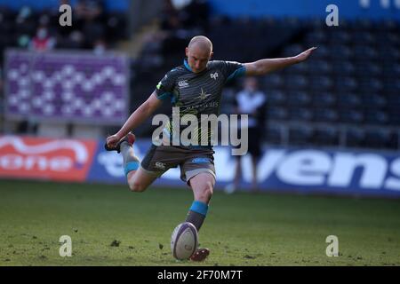 Swansea, Royaume-Uni. 03ème avril 2021. Luke Price de l'Osprey fait une conversion. Coupe européenne de rugby à XV, partie du match de 16, Osprey v Newcastle Falcons au Liberty Stadium de Swansea, au sud du pays de Galles, le samedi 3 avril 2021. photo par Andrew Orchard/Andrew Orchard sports Photography/Alay Live News crédit: Andrew Orchard sports Photography/Alay Live News Banque D'Images