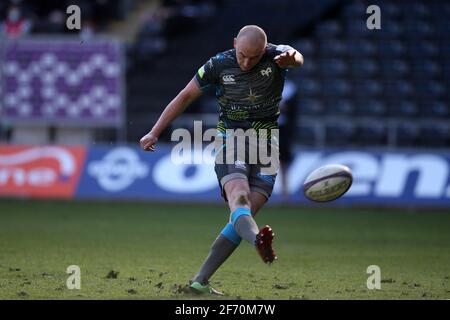 Swansea, Royaume-Uni. 03ème avril 2021. Luke Price of the Ospreys lance une conversion.coupe de rugby européenne, tour du match de 16, Osprey v Newcastle Falcons au Liberty Stadium de Swansea, au sud du pays de Galles, le samedi 3 avril 2021. photo par Andrew Orchard/Andrew Orchard sports photographie/Alay Live news crédit: Andrew Orchard sports photographie/Alay Live News Banque D'Images