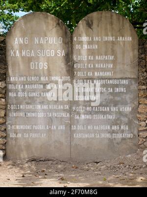 Les dix Commandements sculptés en pierre dans la langue de Cebuano, Église de Baclayon, Baclayon, île de Bohol. Autrement connu sous le nom d'église paroissiale la Purisima Concepcion de la Virgen Maria. Visayas Central, Philippines. Banque D'Images