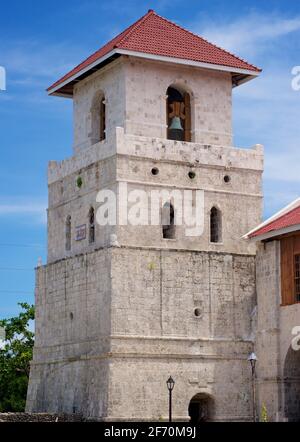 Église de Baclayon, Baclayon, île de Bohol. Autrement connu sous le nom d'église paroissiale la Purisima Concepcion de la Virgen Maria. Visayas Central, Philippines. Clocher et tour de guet en pierre de corail; achevé en 1737. Banque D'Images