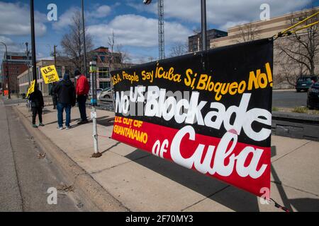 Minneapolis, Minnesota. 27 mars 2021. Biden, défait la protestation de Cuba. Les manifestants exigent que l'administration Biden prenne des mesures immédiates pour faire marche arrière Banque D'Images