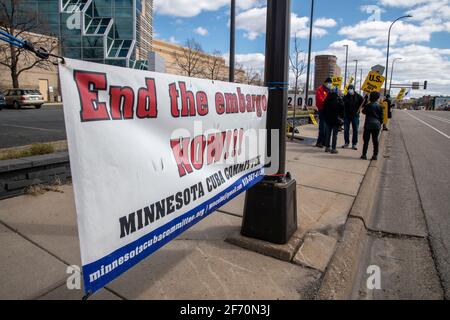 Minneapolis, Minnesota. 27 mars 2021. Biden, défait la protestation de Cuba. Les manifestants exigent que l'administration Biden prenne des mesures immédiates pour faire marche arrière Banque D'Images