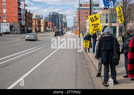 Minneapolis, Minnesota. 27 mars 2021. Biden, défait la protestation de Cuba. Les manifestants exigent que l'administration Biden prenne des mesures immédiates pour faire marche arrière Banque D'Images