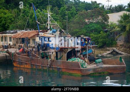 Des bateaux de pêche bordent la côte de Punta, île de Cebu. Sur l'approche du port à Hantaya. Philippines Banque D'Images