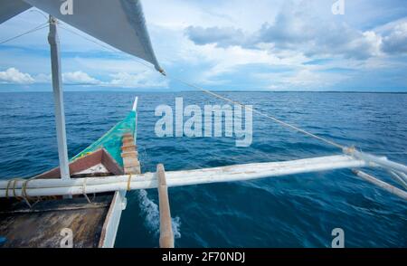 La prow sur un canot en outrigger en eau libre, la mer de Visayan entre l'île Bantayan et l'île de Sillon (également connue sous le nom de l'île Virgin), Philippines Banque D'Images