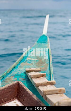 La prow sur un canot en outrigger en eau libre, la mer de Visayan entre l'île Bantayan et l'île de Sillon (également connue sous le nom de l'île Virgin), Philippines Banque D'Images