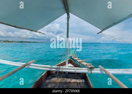 La prow sur un canot en outrigger en eau libre, la mer de Visayan entre l'île Bantayan et l'île de Sillon (également connue sous le nom de l'île Virgin), Philippines Banque D'Images