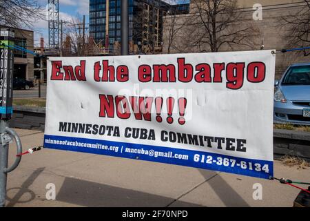 Minneapolis, Minnesota. 27 mars 2021. Biden, défait la protestation de Cuba. Les manifestants exigent que l'administration Biden prenne des mesures immédiates pour faire marche arrière Banque D'Images