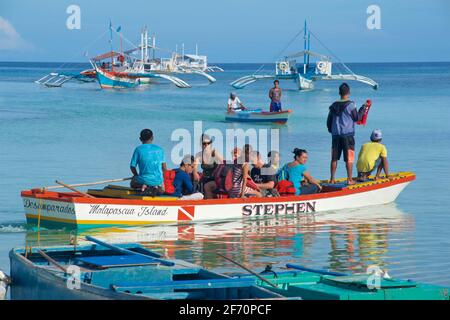 Bateau local pour faire du ferry entre l'île de Malapacua et le continent de Cebu. Philippines. Banque D'Images