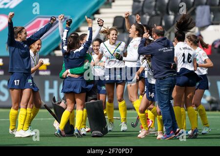 AMSTELVEEN, PAYS-BAS - AVRIL 3 : l'équipe du Club Campo de Madrid célèbre la victoire lors du match des quatre femmes de la finale EHL entre le Club Campo de Madrid Banque D'Images