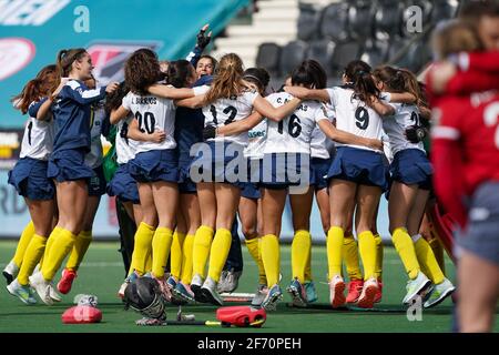 AMSTELVEEN, PAYS-BAS - AVRIL 3 : l'équipe du Club Campo de Madrid célèbre la victoire lors du match des quatre femmes de la finale EHL entre le Club Campo de Madrid Banque D'Images