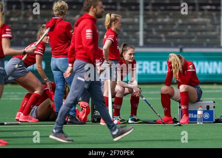 AMSTELVEEN, PAYS-BAS - AVRIL 3: L'équipe de Der Club an der Alster déçu après la perte lors de la finale EHL quatre femmes match entre Club Campo de Banque D'Images