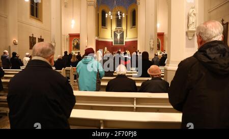 Pfarrer Roland Elsner zelebriert die Osternacht, das Hochfest der Aufersteshung des Herrn, in der Heilig Kreuz Kirche in Görlitz am 3.4.2021 Banque D'Images