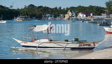 La baie de Logon, île de Malapascua, avec des bateaux locaux sur la plage. Mer de Visayan, Cebu, Philippines. Banque D'Images