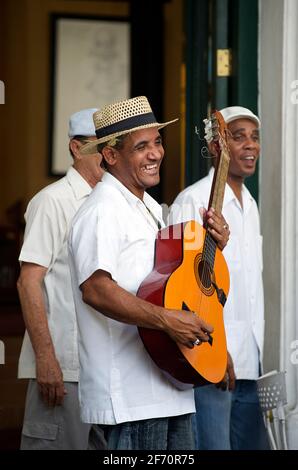 Musiciens cubains jouant au Taberna de la Muralla, Plaza Vieja, la Vieille Havane, CUBA Banque D'Images