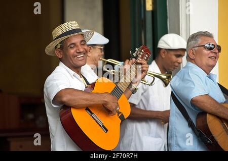 Musiciens cubains jouant au Taberna de la Muralla, Plaza Vieja, la Vieille Havane, CUBA Banque D'Images