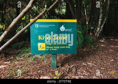 Un panneau de la zone Kiwi érigé par le ministère de la conservation au début d'un sentier naturel dans le parc forestier de Kaimanawa, en Nouvelle-Zélande Banque D'Images